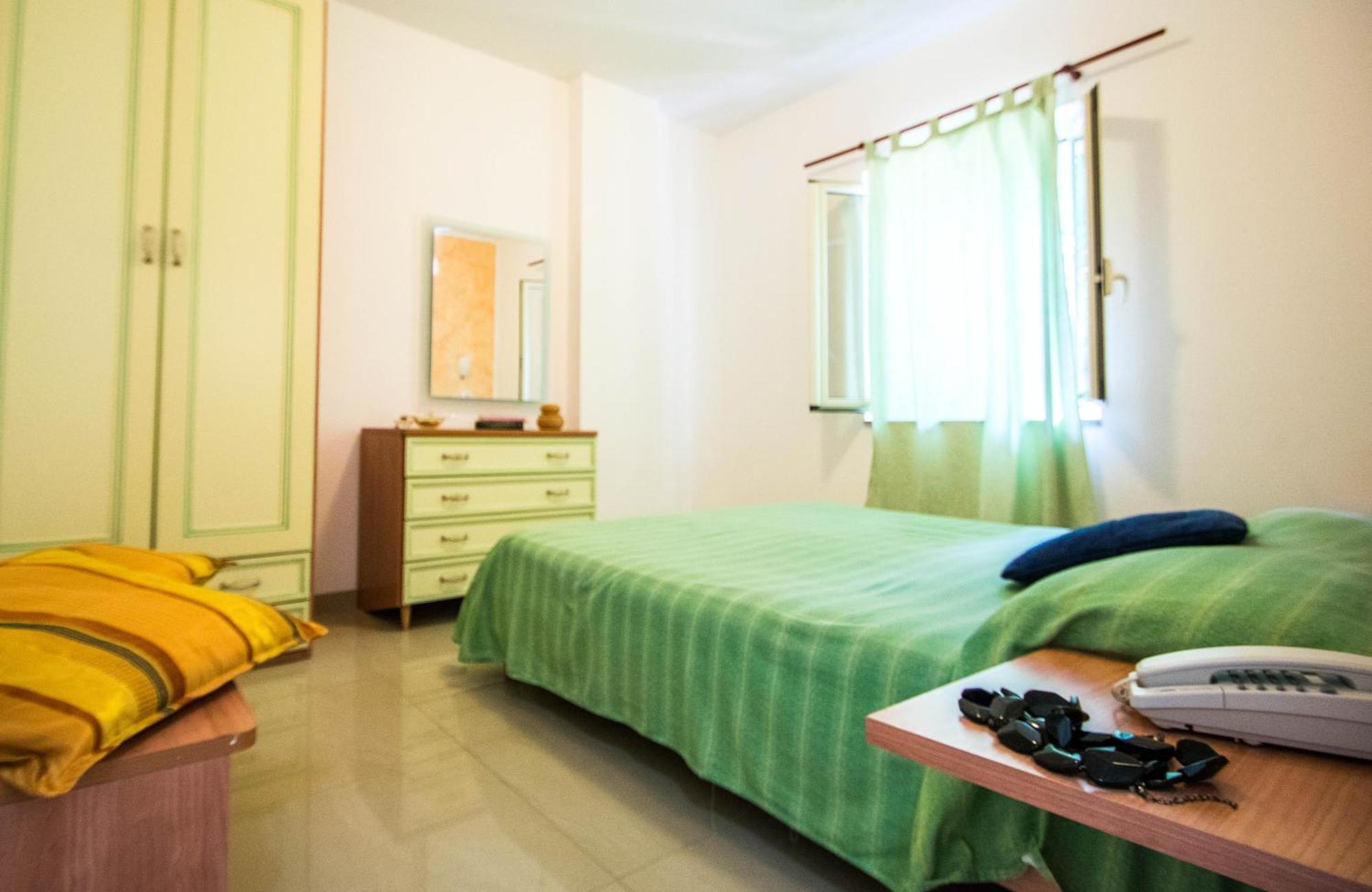 Hotel Resort Rocca Di Vadaro Capo Vaticano Habitación foto