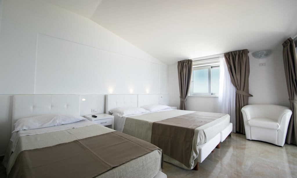 Hotel Resort Rocca Di Vadaro Capo Vaticano Habitación foto